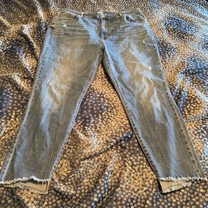 Women’s raw edge ankle jeans